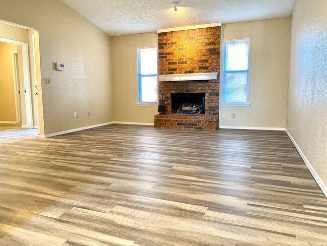 Building Photo - Newley Remodeled!  Must See! 3 Bed 2 Bath!