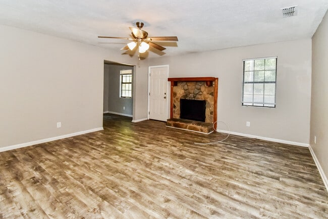 Foto del edificio - 529 Bradley Dr