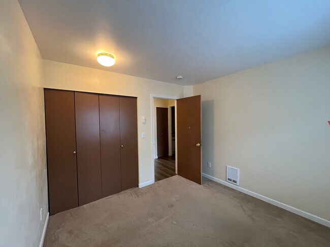 Building Photo - Spacious 3 Bedroom w/ Attached Garage