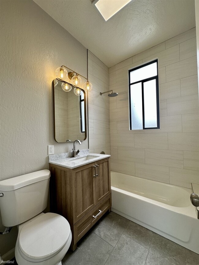 Foto del edificio - 3 br, 2 bath Triplex - 557 2nd St # 559