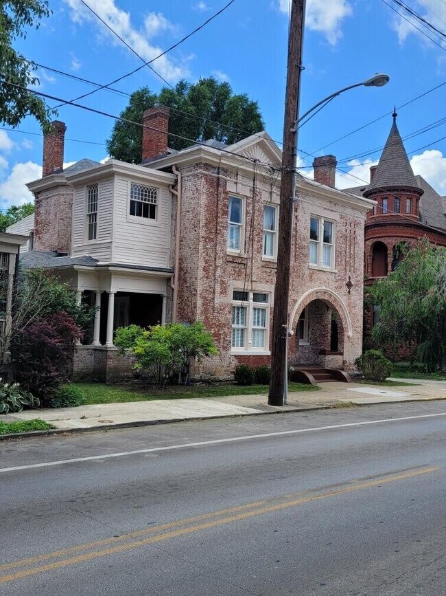 Foto del edificio - 412 W 3rd St