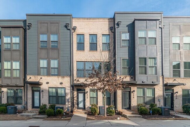 Foto del edificio - Stunning 3-Bedroom Townhouse in the Heart of South End!