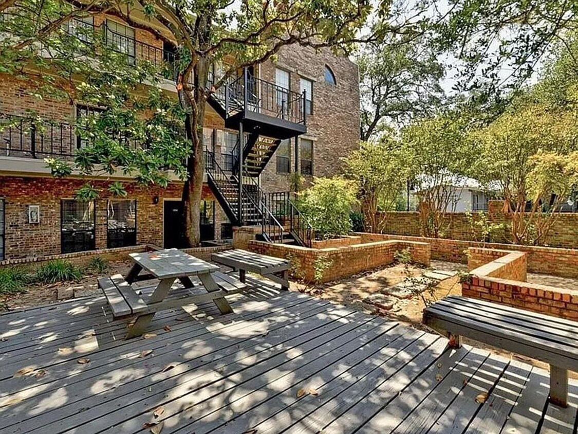 Foto del edificio - 2/2 Condo Near UT!