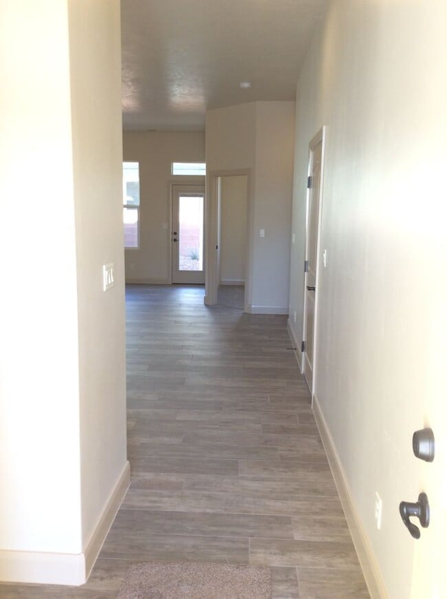 Building Photo - Gemstone Properties - Townhome in Sky Ridge