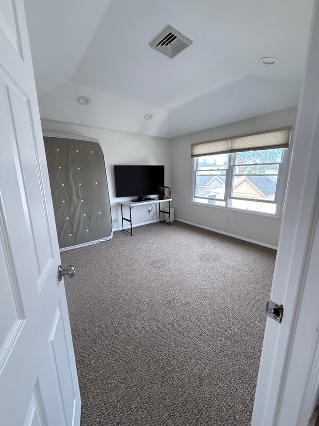 Building Photo - 132 Carle Rd