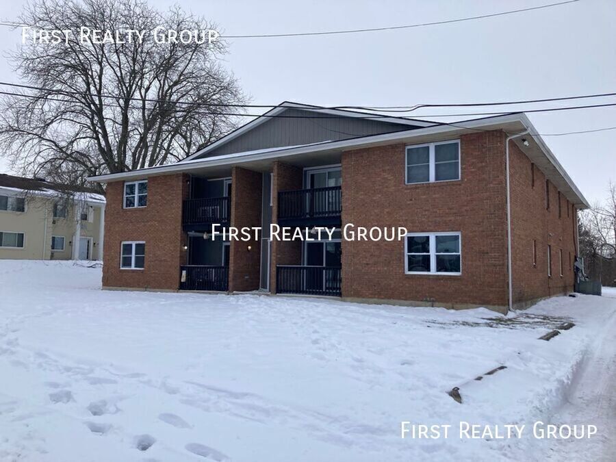 Primary Photo - 2 Bedroom, 1 Bath Apartment for Rent, Move...