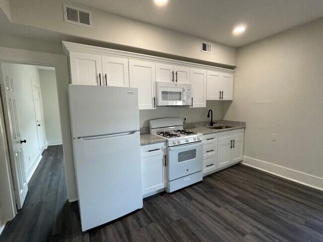 Foto del edificio - Corner Unit Overlooking Downtown Umatilla Granite Counters