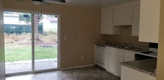 Foto del edificio - Graham Duplex 2 beds/1bath With Garage and...