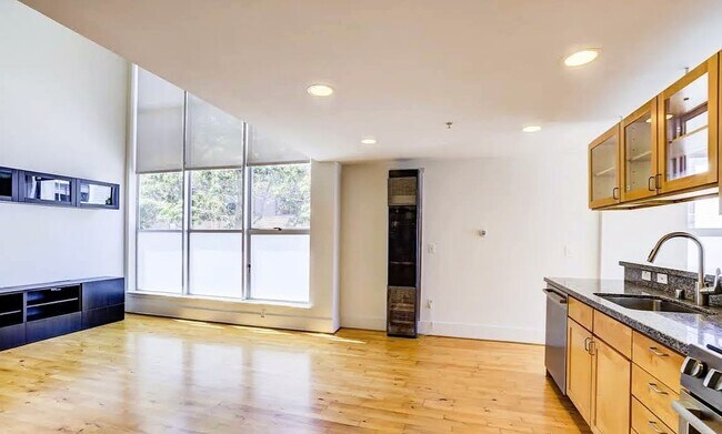 Open living/dining plan offers flexibility and ease of entertaining guests - 701 Minna St