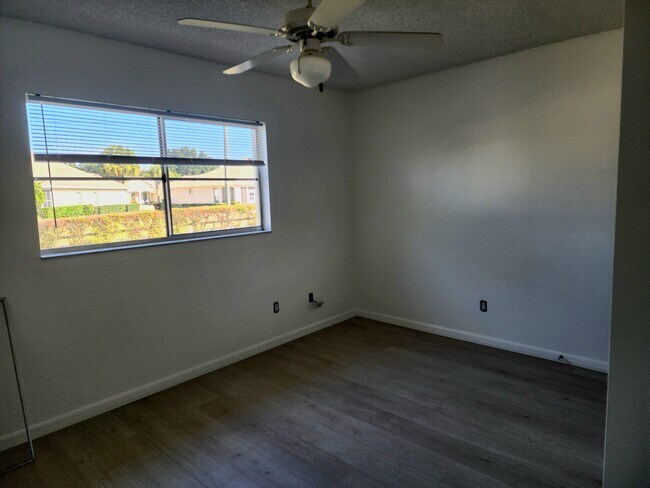 Foto del edificio - 8437 SW 90th St