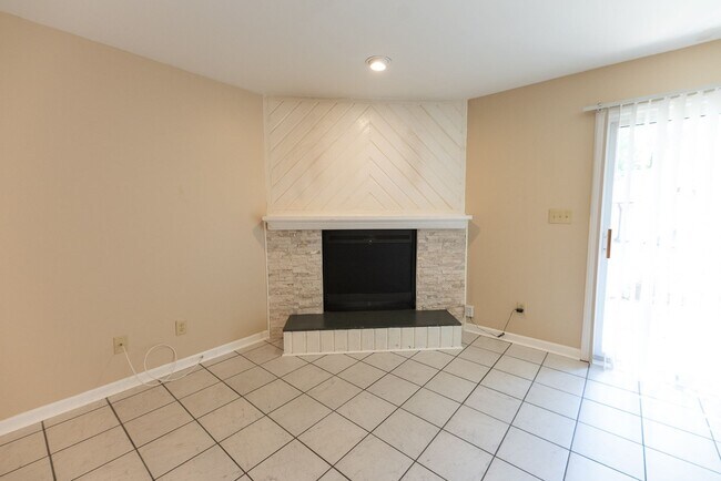 Building Photo - Charming 2 BD, 2.5 BA Townhome w/ a Community Pool in a Prime Winston Location
