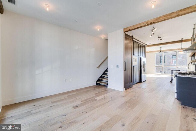 Foto del edificio - 774 Girard St NW