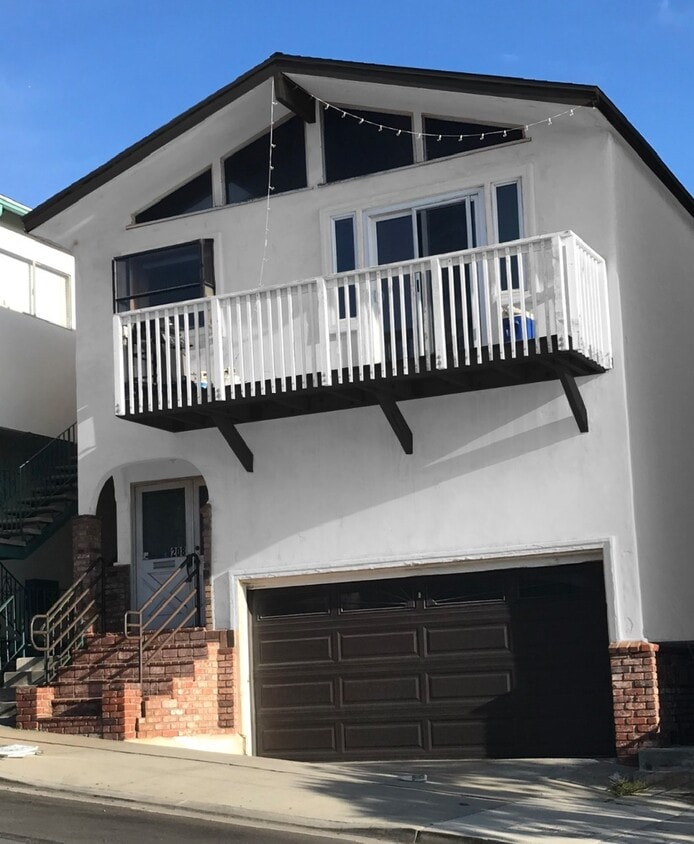 Main photo - 208 Marine Ave (Manhattan Beach, CA)