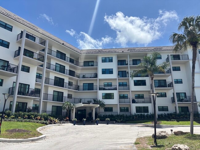 Building Photo - 900 River Reach Dr