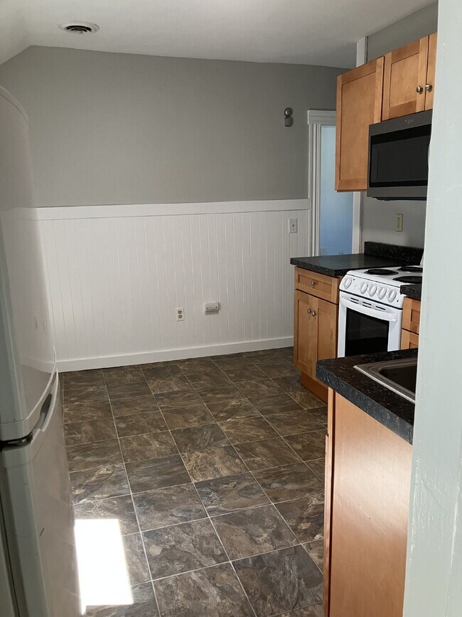 Foto del edificio - Available October 1 in the Village of Fairport!  2 Bedroom 1 bath upper apartment for $1,515/mo