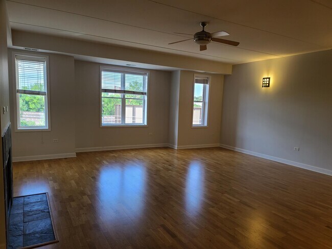 Building Photo - 2618 W Diversey Ave