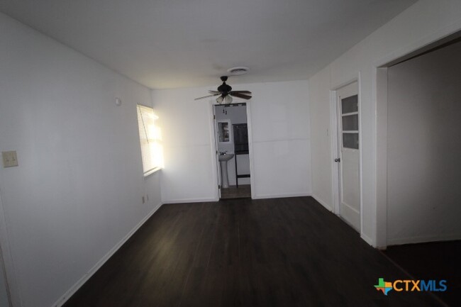 Foto del edificio - 2409 Meadow Ln