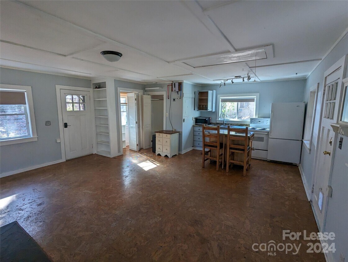 Building Photo - 445 Autumn Ln