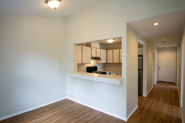 Foto del edificio - Major Updates: Vaulted Ceiling Spacious 2-Bed 2-Bath w DW, WD, Balcony!