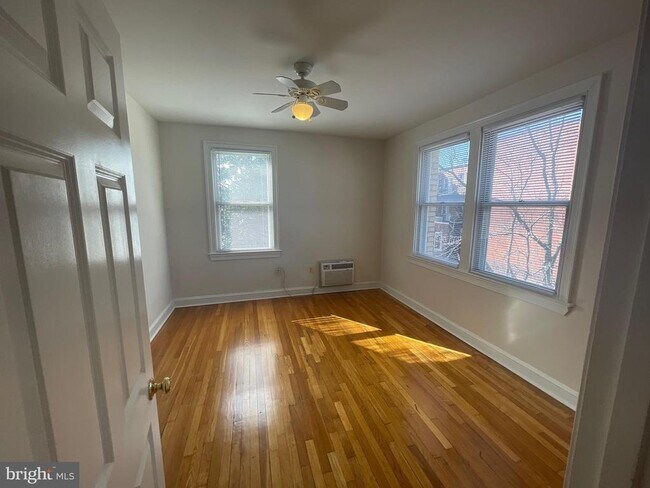 Foto del edificio - 1820 Swann St NW