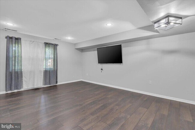 Building Photo - 5916 Mayflower Ct