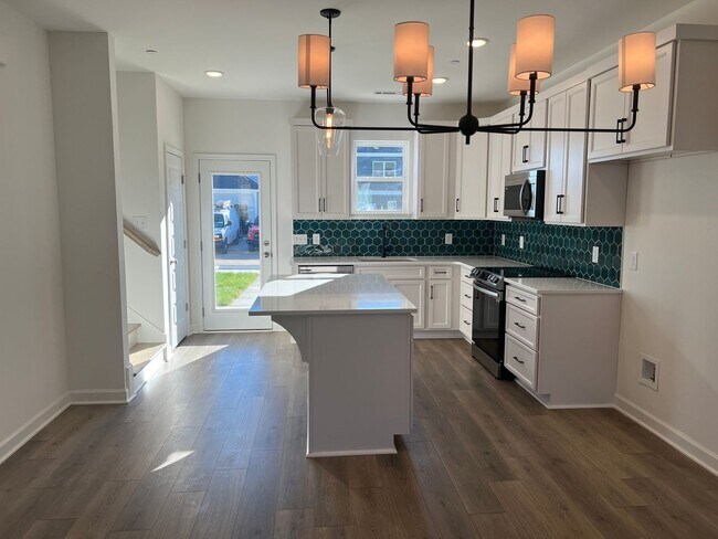 Building Photo - Beautiful Townhome in Spring Hill!