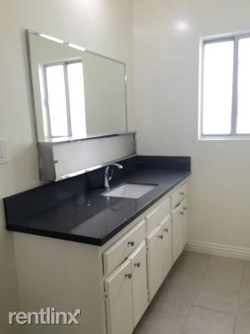 Building Photo - 520 N Hayworth Ave