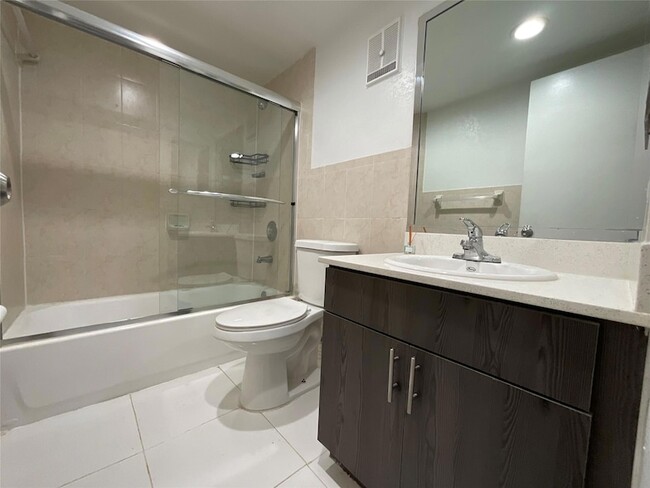 Foto del edificio - 18335 NW 68th Ave