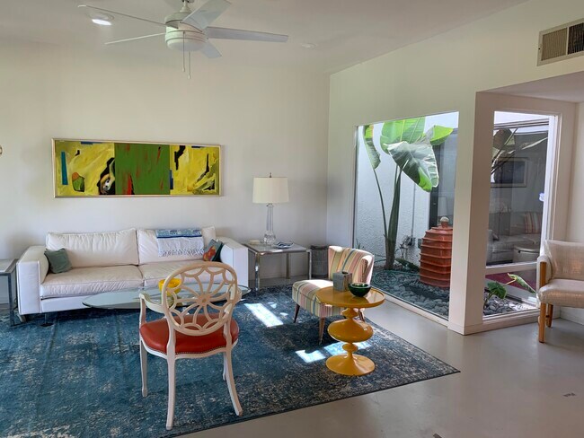 Foto del edificio - 686 N Palomar Cir