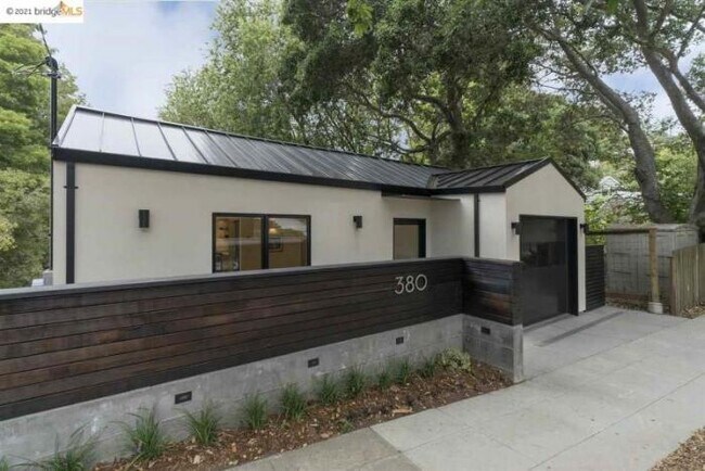 Foto del edificio - 3 bedroom in Berkeley CA 94707