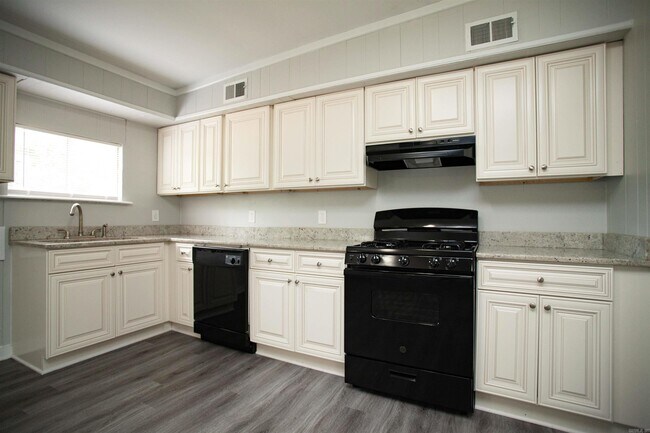 Building Photo - 10 Marigold Dr