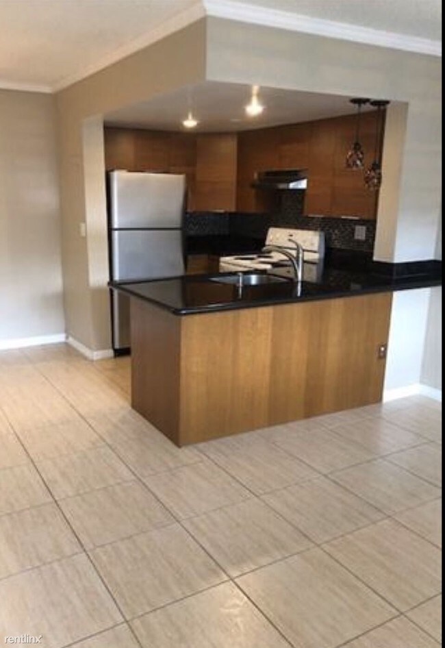Building Photo - 1 br, 1 bath  - 8675 NW 5th Ter Apt 103