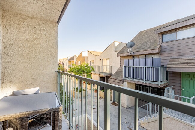 Building Photo - 746 N Eucalyptus Ave