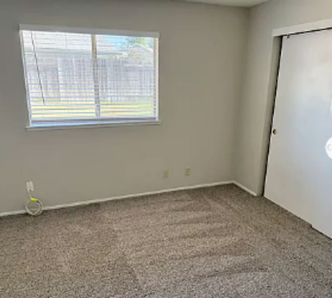 Building Photo - Private Backyard Enjoyment!