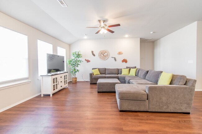 Foto del edificio - Well-Kept 4-bedroom 2 bath Home in Lowell! GREAT Location!