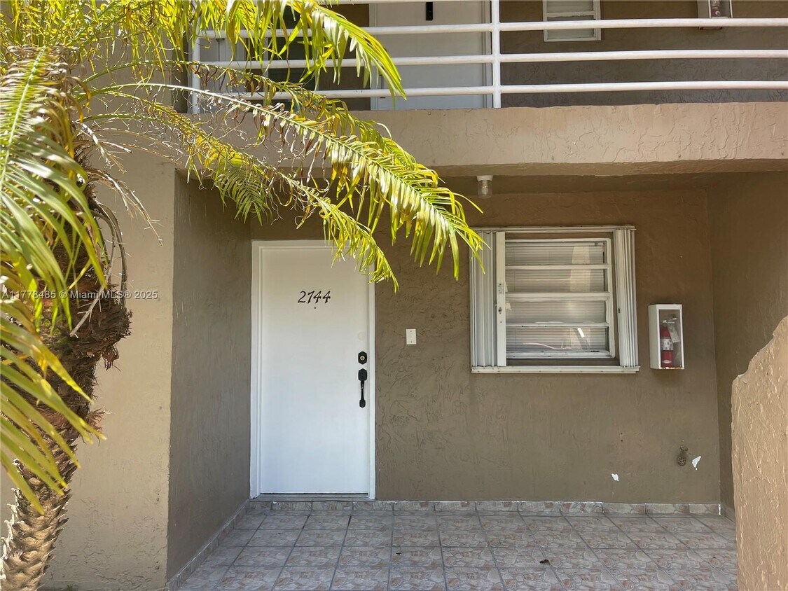 Foto principal - 2744 W 60th St