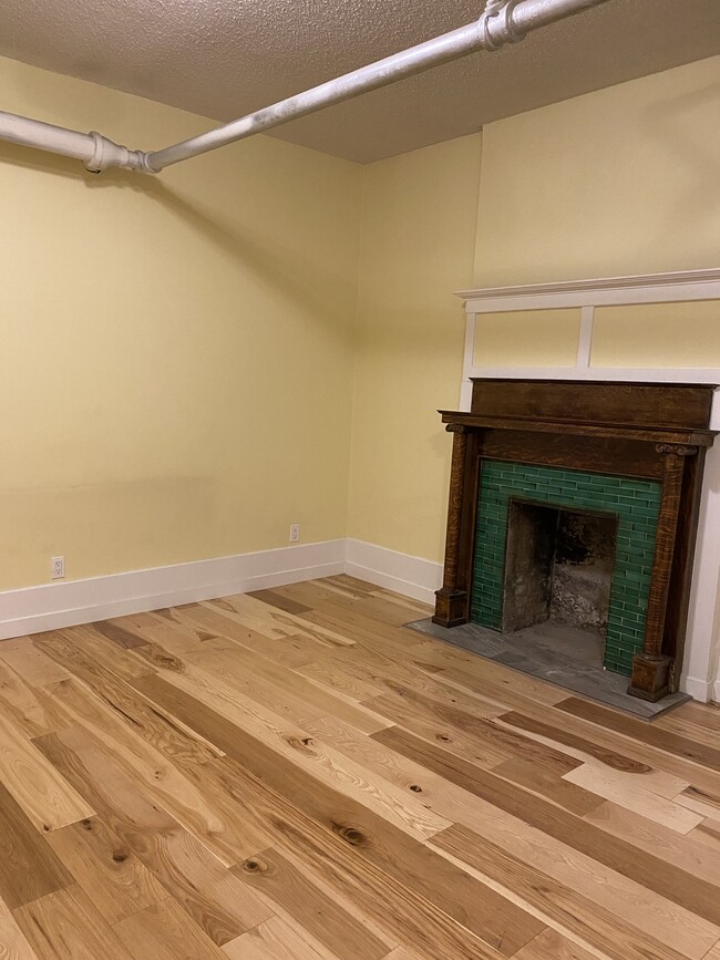 Building Photo - Charming basement unit with plenty of character.
