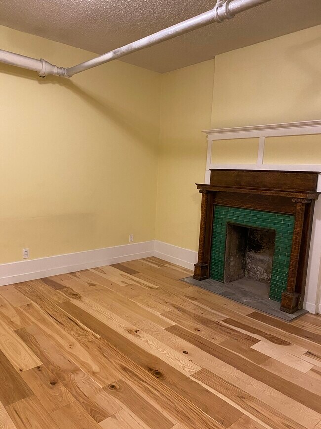 Photo du bâtiment - Charming basement unit with plenty of character.