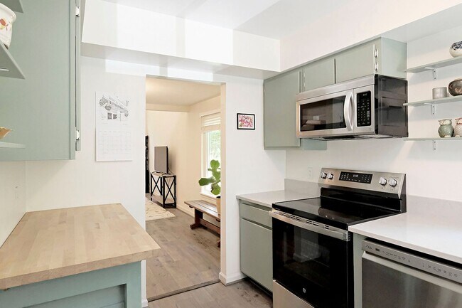 Foto del edificio - End-Unit Stonehenge Townhome With Loft & Private Deck