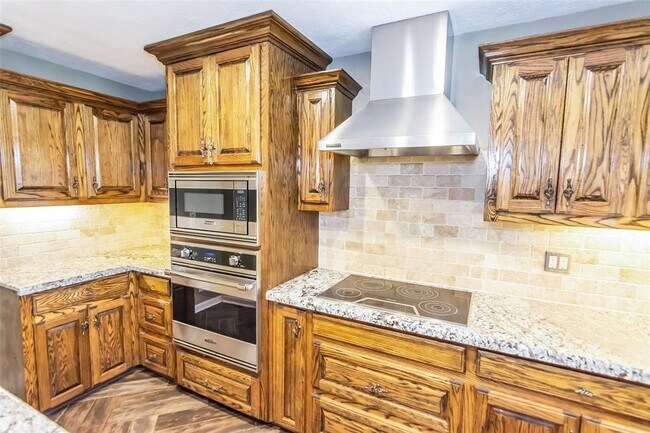 Building Photo - 2314 Colonial Ct S