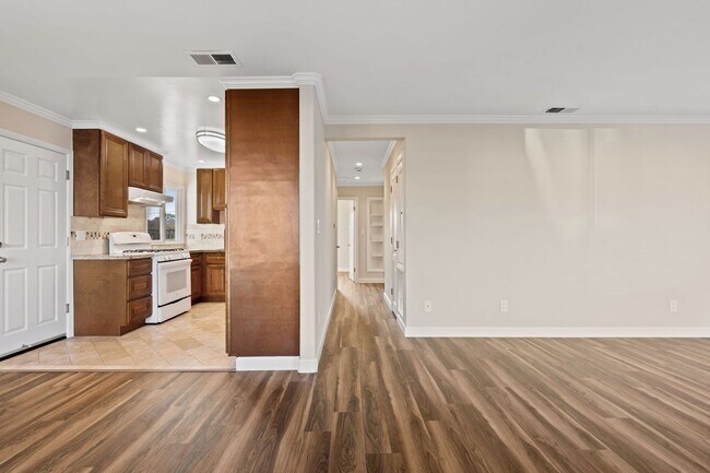 Foto del edificio - Updated 3BR/1BA Home w/ Large Yard & Garage, Winston Manor Neighborhood in South San Francisco