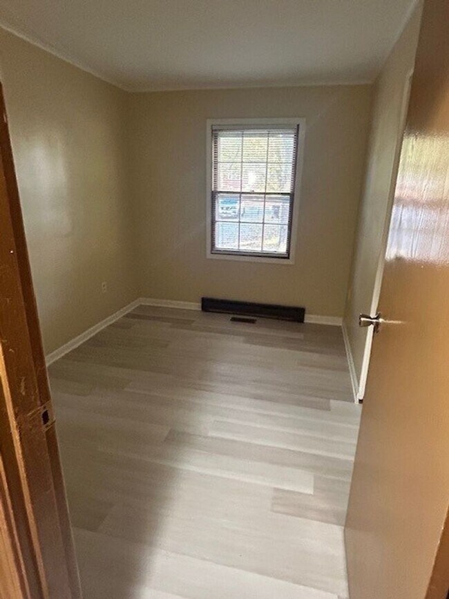 Building Photo - Charming Home in great location READY TO M...