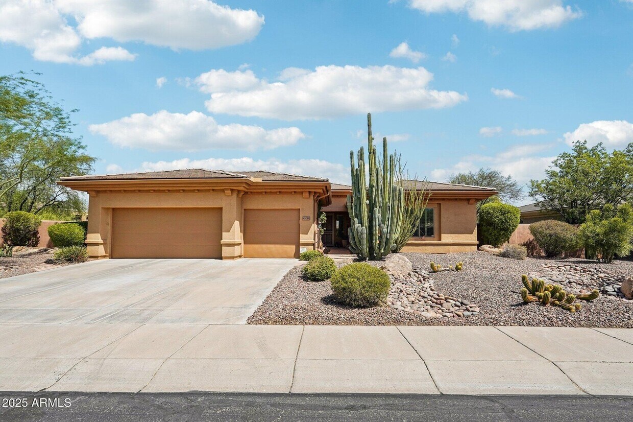 Foto principal - 42019 N Golf Crest Rd