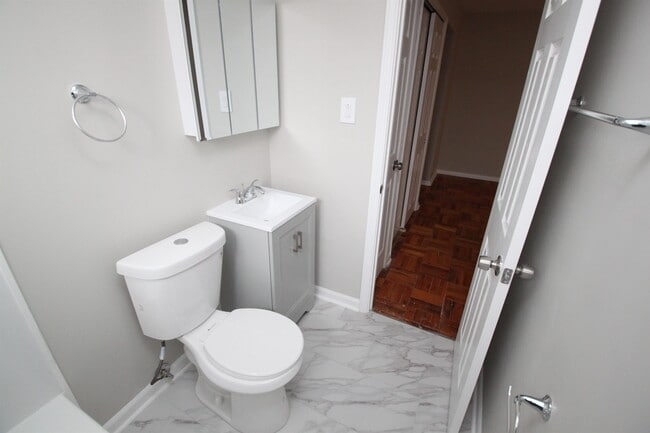 Building Photo - 207 McKnight Cir