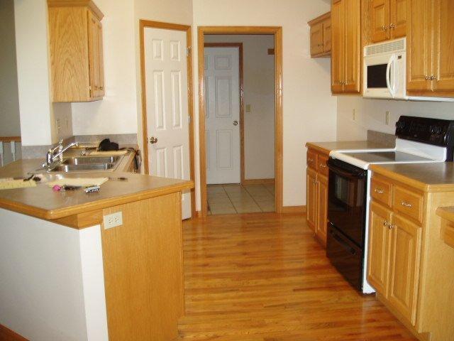 Building Photo - 3 bedroom 3 bath, 2car gar, balcony deck a...