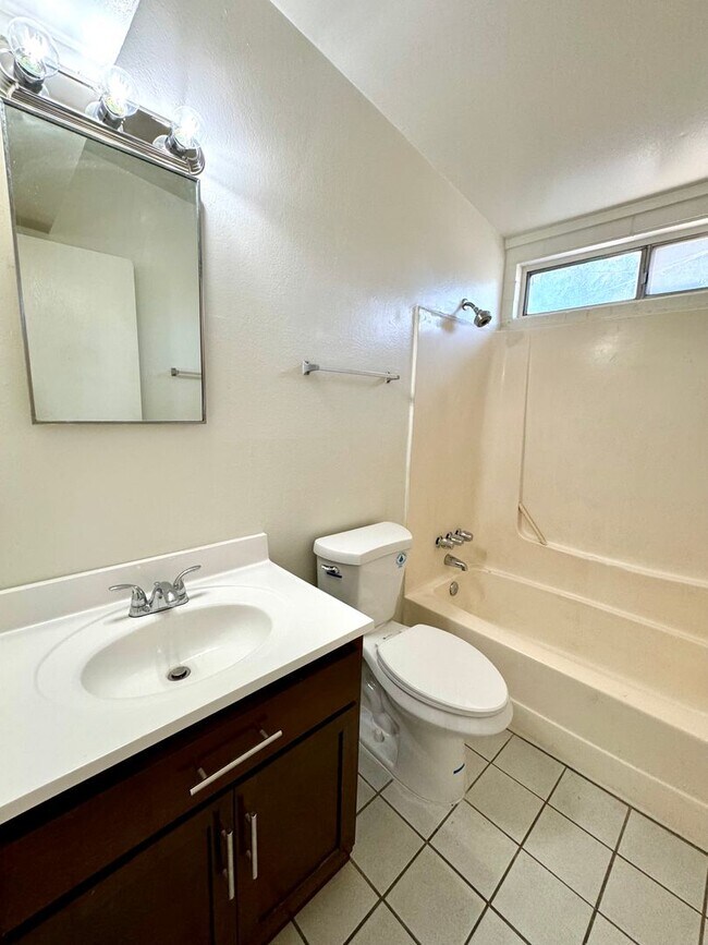 Building Photo - Central Two Bedroom 1 Bath