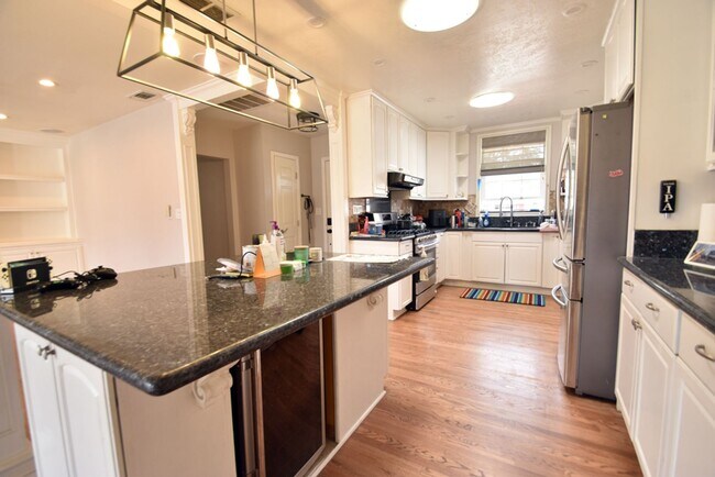 Foto del edificio - Three Bedroom Golden Hill Fullerton Home w...