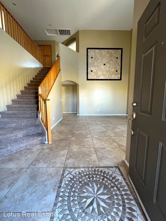 Foto del edificio - 4 br, 2.5 bath House - 1449 E DOUGLAS ST