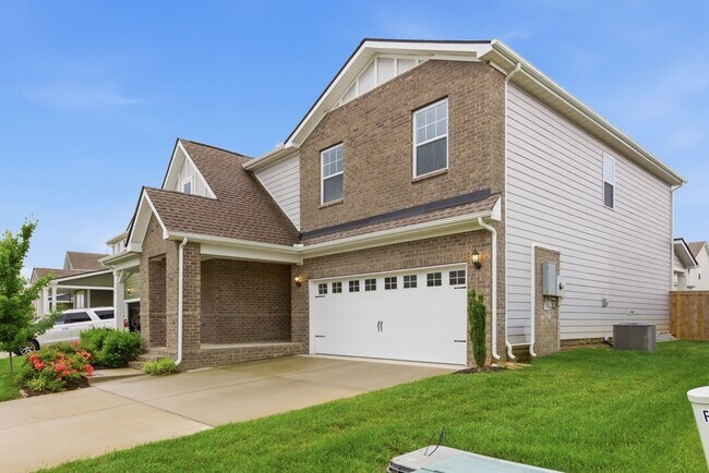 Foto del edificio - 724 Ewell Farm Dr