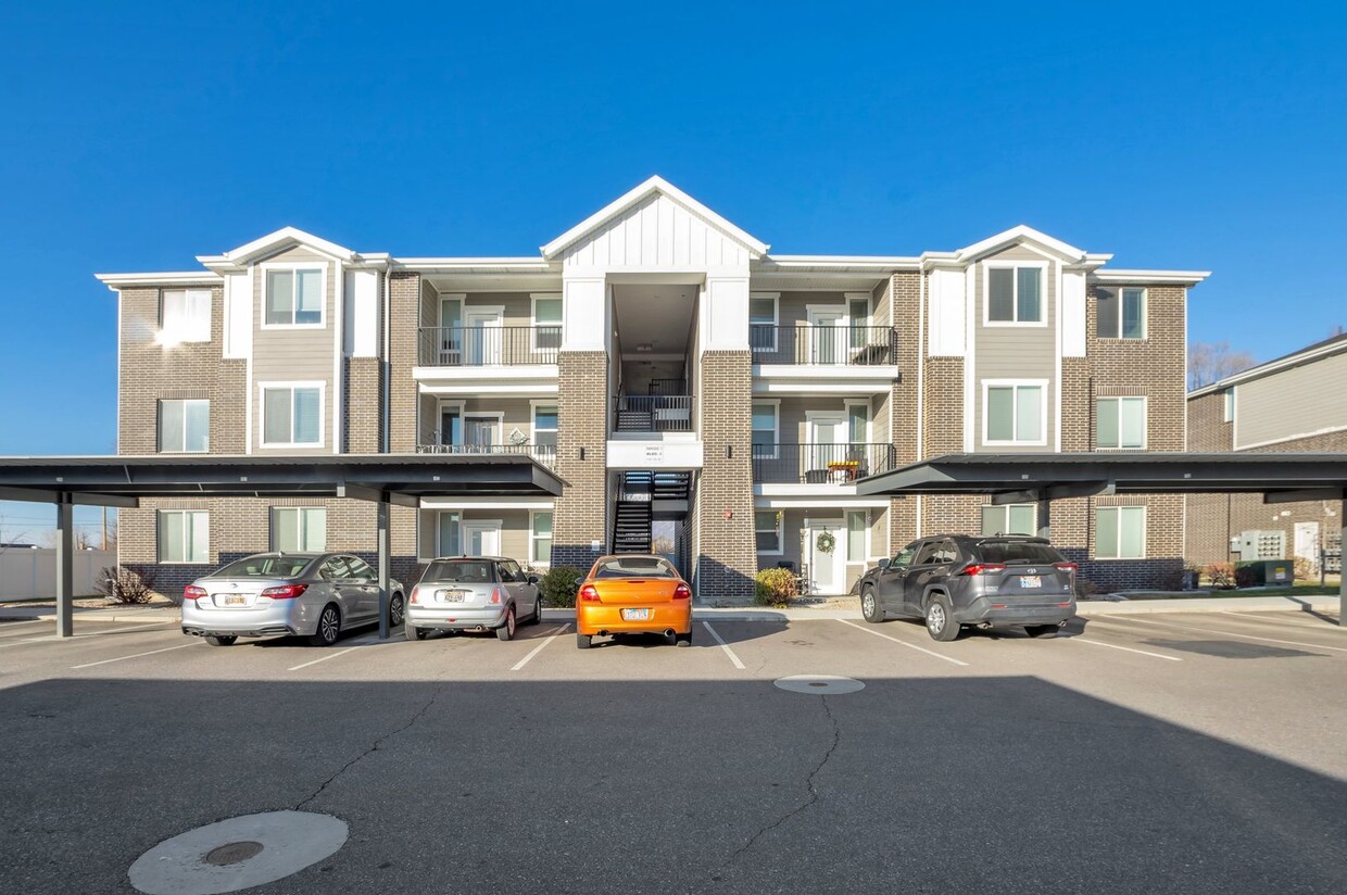 Primary Photo - Stunning 2 Bed - 2 Bath - Pet Friendly Con...